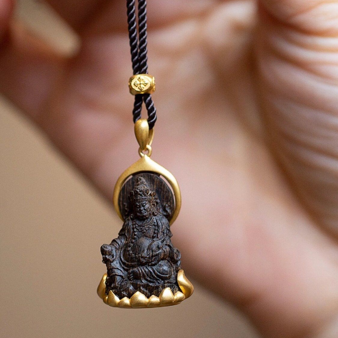 Ethnic Fashion Meaning - Ciondolo Giallo del Dio della Ricchezza,